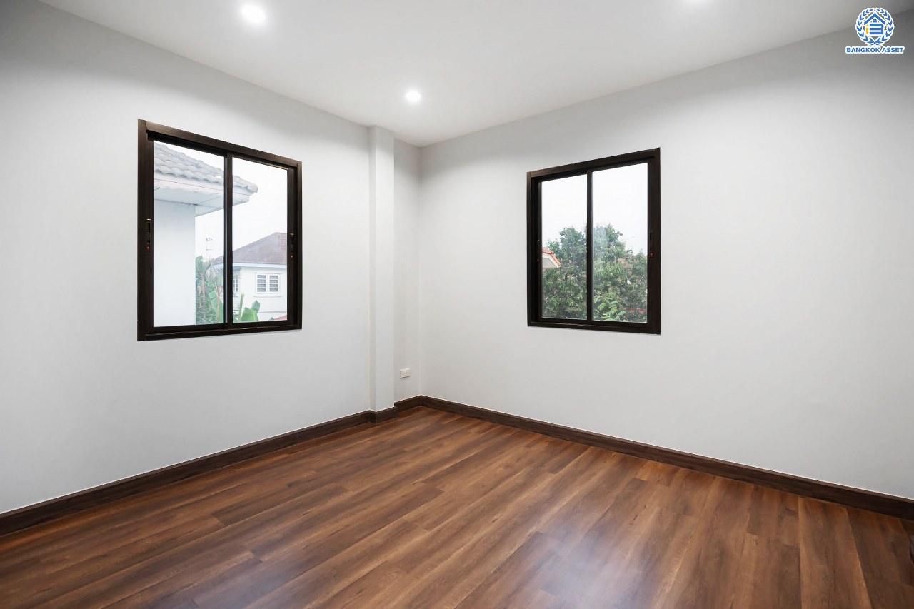 บ้านมือสองตกแต่งใหม่ ม.วรารมย์ เพชรเกษม81 แบรนด์ Q.House รองรับทุกความสุข เนื้อที่ 54 ตร.ว. ฟังก์ชัน 3 ห้องนอน 2 ห้องน้ำ 1 ห้องอเนกประสงค์ จอดรถได้ 1 คัน บนทำเลใกล้ The Mall บางแค และเชื่อมต่อ ถ.พุทธมณฑลสาย4 และ ถ.กาญจนาฯ